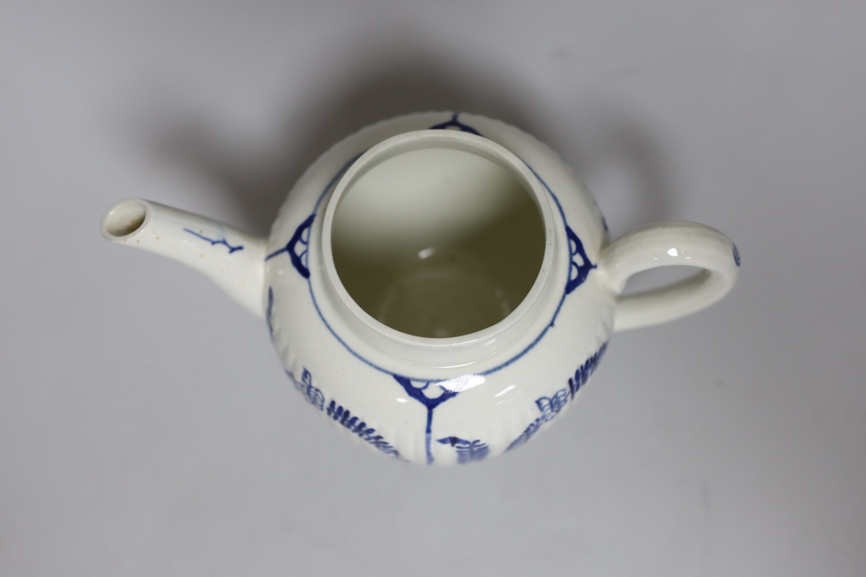 A Worcester Immortelle pattern ribbed teapot and cover, c.1770, 14cm high